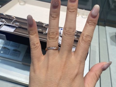 【アイプリモ(I-PRIMO)の口コミ】 全体的に細めのリングっていう印象でした。私たちは、太めのリングを探し…