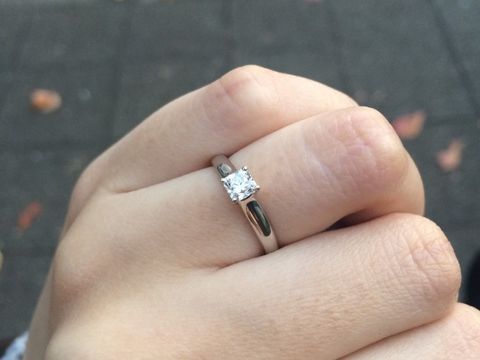 【ティファニー(Tiffany & Co.)の口コミ】 クラシカルで上品なデザインのものを探しており、四角いカットのダイヤと…