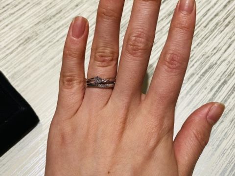 【TRECENTI(トレセンテ)の口コミ】 マリッジリングは、ウェーブデザインの中にメレダイヤが同じくウェーブ状…