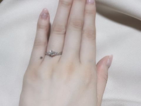 【宝寿堂(ほうじゅどう)の口コミ】 デザインは、周りにメレダイヤがついていて、シンプルなデザインかつ手が…