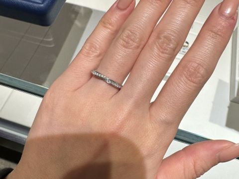 【銀座ダイヤモンドシライシの口コミ】 リングがストレートの形で探しており、
婚約指輪と重ねた時に、Vの形や湾…