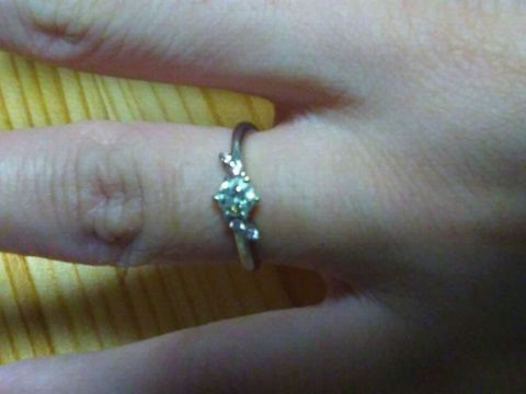 【PORTADA(ポルターダ)の口コミ】 一粒ダイヤのまわりのピンクダイヤモンドのデザインがめずらしい形でとて…