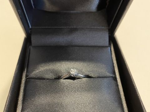 【ラザール ダイヤモンド(LAZARE DIAMOND)の口コミ】 指輪のデザインは結婚指輪と重ねても見栄えがいいようにシンプルなデザイ…