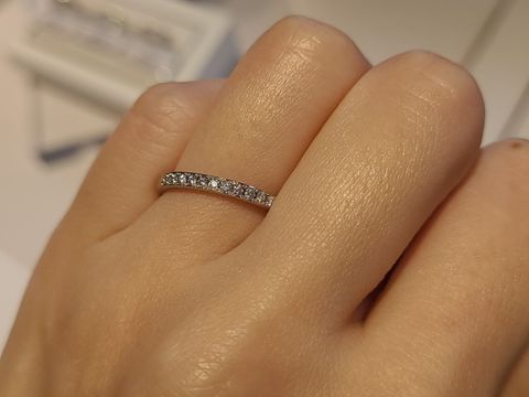 【銀座ダイヤモンドシライシの口コミ】 ハーフエタニティでダイヤモンドが敷き詰められているのでキラキラ感が好…
