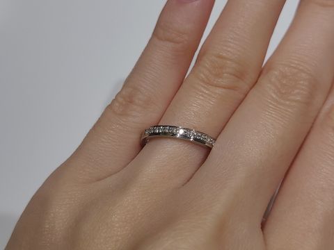 【ラザール ダイヤモンド(LAZARE DIAMOND)の口コミ】 シンプルなエタニティリングですが、ツートンタイプで他のブランドでは見…