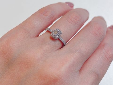 【BRILLIANCE+(ブリリアンスプラス)の口コミ】 エメラルドカットのダイヤが決め手です！また、イエローゴールドが良かっ…