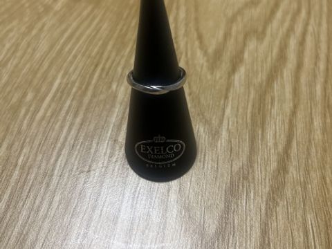 【俄(にわか)の口コミ】 指が細いので、細めのリング、また、それぞれの指の高さがはっきりしてい…