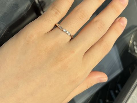 【STAR JEWELRY(スタージュエリー)の口コミ】 細いリング、流線形、見栄えのする複数個のダイヤモンドがこの指輪の魅力…