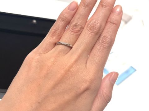 【ティファニー(Tiffany & Co.)の口コミ】 シンプルなデザインなものを見させていただきました。1枚目の写真のものは…