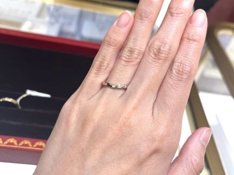 【カルティエ(Cartier)の口コミ】 少しウェーブのかかっているデザインがとても可愛いと思いました。ダイヤ…