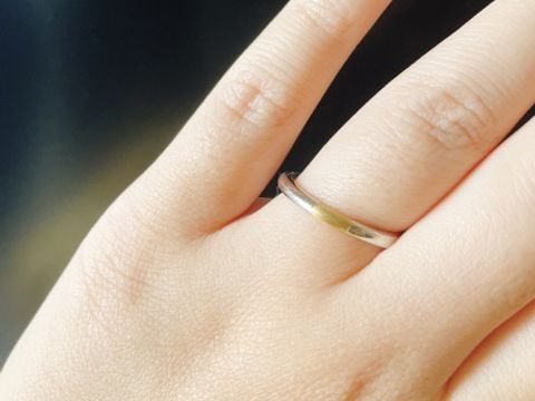 【出雲結(いずもゆい)の口コミ】 シンプルで、ダイヤの婚約指輪と重ね付けできるものを探していました。シ…