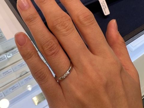 【4℃ BRIDAL(ヨンドシーブライダル)の口コミ】 シンプルなストレートタイプのリングで、日常使いしやすいと思いました。…