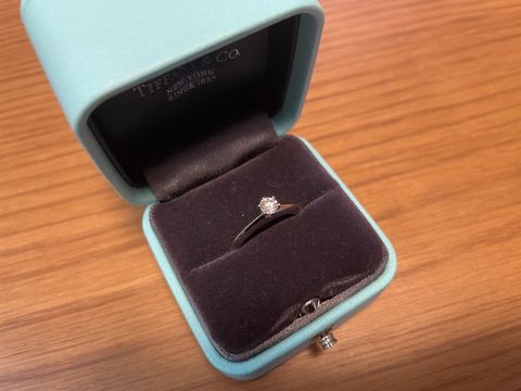 【ティファニー(Tiffany & Co.)の口コミ】 指輪の決め手は、シンプルなデザインと実際に着けてみた時の指のフィット…