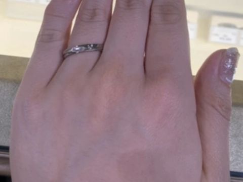 【CHARMY(チャーミー)の口コミ】 とてもシンプルなデザインからすごくデザイン性が高い、動きのあるデザイ…