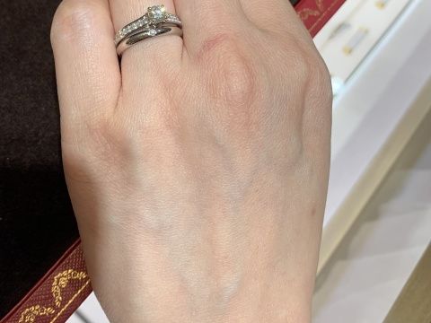 【カルティエ(Cartier)の口コミ】 センターのダイヤモンドが映えるデザインで、リングはハーフエタニティの…