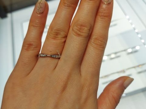 【シャネル(CHANEL)の口コミ】 カメリアのハーフエタニティです。細目の華奢なデザインで、写真だとわか…