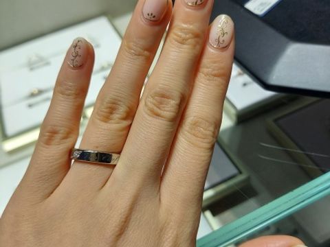【ヴァン クリーフ＆アーペル(Van Cleef & Arpels)の口コミ】 ブランドロゴが書いてある指輪はどうしてもいやらしい感じになってしまい…