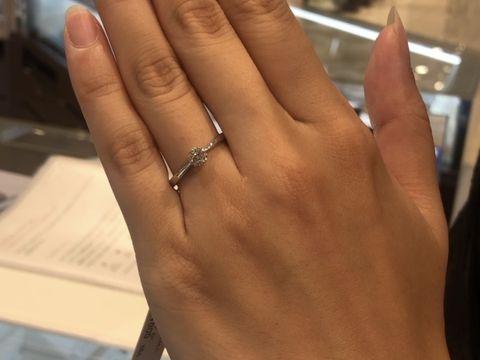 【ヴァンドーム青山(VENDOME AOYAMA)の口コミ】 細め・シンプルなリング中心に見ていました。お花のような石枠デザインに…