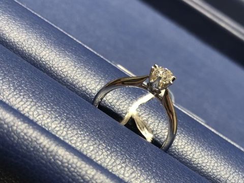 【銀座ダイヤモンドシライシの口コミ】 数ブランド回りましたが、ダイヤの輝きが特に強く感じました。複数の輝き…