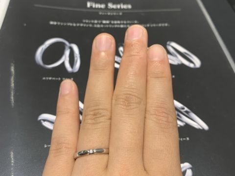 【エクセルコダイヤモンド(EXELCO DIAMOND)の口コミ】 細身で側面に入るミル打ちが特徴的な指輪です。一粒のダイヤモンドがキラ…