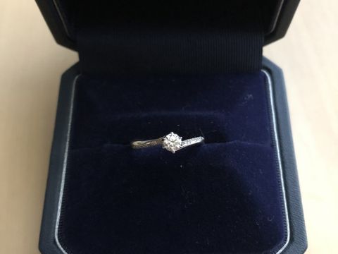 【銀座ダイヤモンドシライシの口コミ】 色々な形を試着してみたら、ウェーブ型が一番指が細長く見えたため、この…