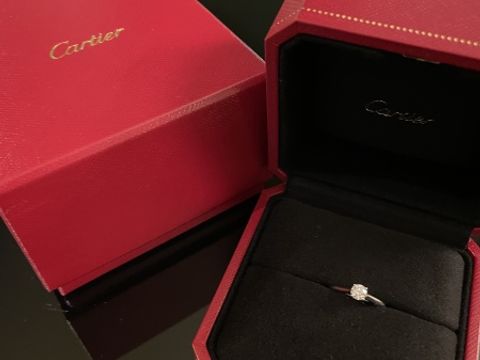 【カルティエ(Cartier)の口コミ】 婚約指輪はずっと憧れのブランドだったカルティエで決めていました。名の…