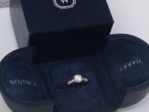 【ハリー・ウィンストン(Harry Winston)の口コミ】 私が試着した感触では、外資系メーカーは私の手には少し大きく、はめた感…