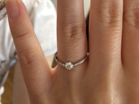 【Flowers(フラワーズ)の口コミ】 可愛らしいＶ字の形状に片側にダイヤモンドが流れるようにはめ込まれてい…