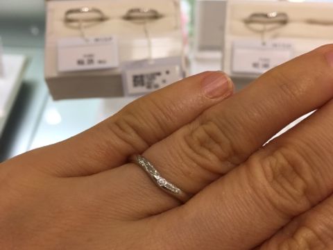 【ウィスプ(WISP)の口コミ】 太過ぎず、細過ぎず、程よい幅なので比較的誰でも付けやすいデザインだと…