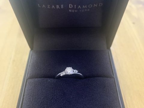 【ラザール ダイヤモンド(LAZARE DIAMOND)の口コミ】 シンプルだけどエレガントな輝きを感じました。
職業柄、普段は指輪を身に…