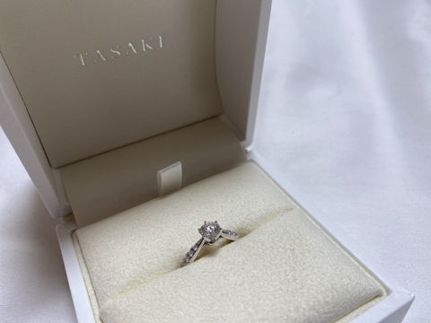 【TASAKI(タサキ)の口コミ】 シンプルだけど、キラキラが分かるデザイン。
ダイヤモンドの質(サイドホ…