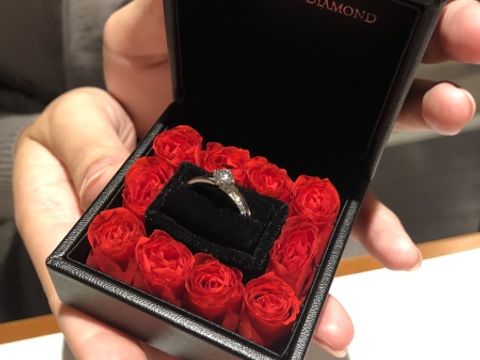 【エクセルコダイヤモンド(EXELCO DIAMOND)の口コミ】 ダイヤが宙に浮いているようなデザインでダイヤモンドが引き立つので選び…