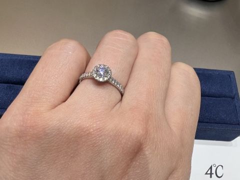 【4℃ BRIDAL(ヨンドシーブライダル)の口コミ】 ダイヤモンドのボリュームがあり華やかなデザインです。
エタニティデザイ…