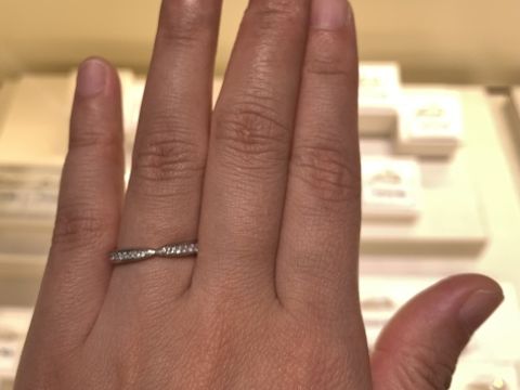 【ギンザタナカブライダル(GINZA TANAKA BRIDAL)の口コミ】 リボンのように真ん中がへこんだデザインの指輪です。コトアコトはフラン…