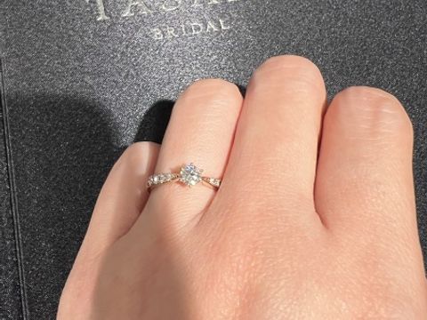 【TASAKI(タサキ)の口コミ】 とても美しい淡めのゴールドカラーで、プラチナで探していた方も目を惹か…