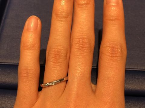 【銀座ダイヤモンドシライシの口コミ】 ダイヤが斜めに入っていますが、一般的な入れ方と逆で左上から右下に入っ…