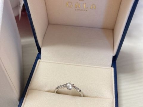【GALA JEWELRY(ガラジュエリー)の口コミ】 デザインが可愛いかった。(中央のダイヤの周りにさらに小さな石の加工があ…