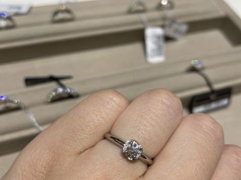 【ブルガリ(BVLGARI)の口コミ】 デザインがとても珍しく中央のダイヤがあまり大きくなくても周りのダイヤ…