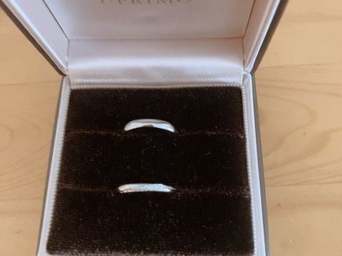 【アイプリモ(I-PRIMO)の口コミ】 ウェーブがあって、すぐに試着致しました。女性の指輪のダイヤのラインと…