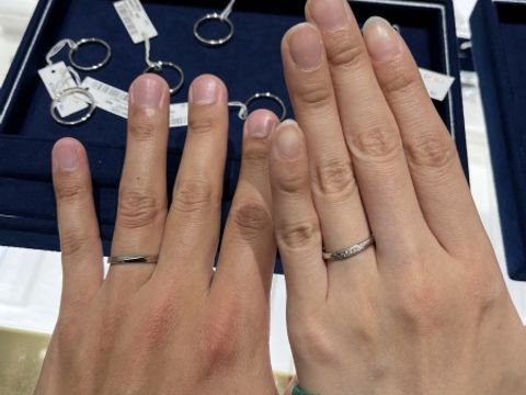 【ヴァンドーム青山(VENDOME AOYAMA)の口コミ】 指輪はプラチナでダイヤは8か9石ほど。斜めにダイヤが入っているデザイン…