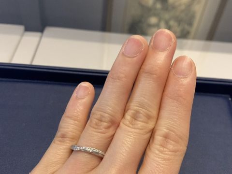 【銀座ダイヤモンドシライシの口コミ】 小さなダイヤモンドが散りばめられているデザインが素敵で、似たようなデ…