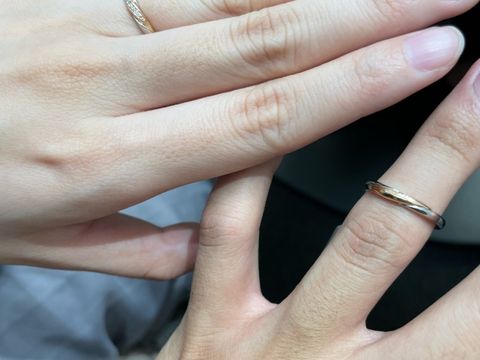 【4℃ BRIDAL(ヨンドシーブライダル)の口コミ】 プラチナだけでなく、ピングゴールドの色味が入ったデザインです。ねじれ…