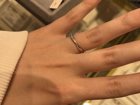 【ケイウノ ブライダル(K.UNO BRIDAL)の口コミ】 指輪にねじれがデザインされていて、右側にダイヤモンドがついているとき…
