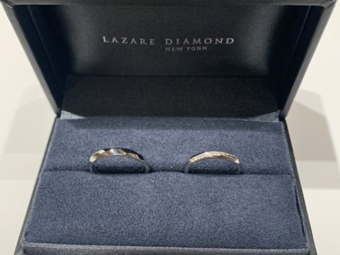 【ラザール ダイヤモンド(LAZARE DIAMOND)の口コミ】 リングのデザインはストレートですが、斜めにダイヤが並んでいるので指が…