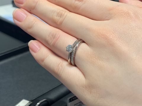 【エクセルコダイヤモンド(EXELCO DIAMOND)の口コミ】 婚約指輪、結婚指輪両方ともストレートデザインのものを試着しました。ダ…