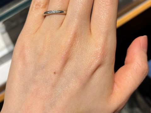 【銀座ダイヤモンドシライシの口コミ】 シンプルなストレートのデザインで希望通りのものを持ってきていただきま…