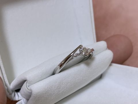 【COLANY(コラニー)の口コミ】 爪が2点留めと他では見ない特徴的なリング。
2点で留めることはかなり高度…