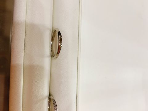 【サマンサティアラブライダル(Samantha Tiara Bridal)の口コミ】 よくあるダイヤが斜めに入ったデザインで男女とも可愛くつけられる指輪だ…