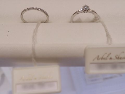 【アーヴェルシュシュ(arbel shushu)の口コミ】 こちらの指輪はハーフエタニティタイプです。キラキラと並んでいるダイヤ…