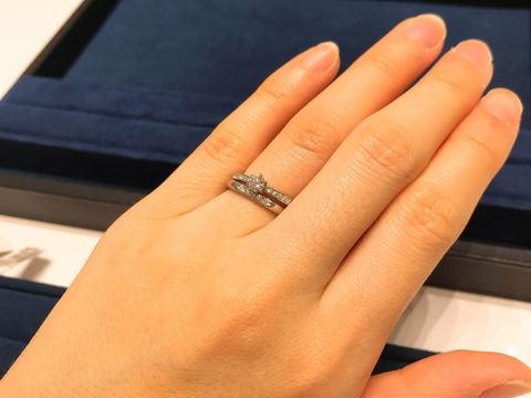 【4℃ BRIDAL(ヨンドシーブライダル)の口コミ】 シンプルなストレートの結婚指輪を探していました。
指輪の中央にメレダイ…